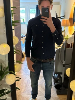 Mörkblå Gant skjorta  - Super snygg skjorta från märket Gant i färgen mörkblå, använts fåtal gånger. Säljer då den är för liten. Jag är ca 187 som referens i arm längden! Det står Strlk 170 cm- 15år, Så skulle säga Strlk S.