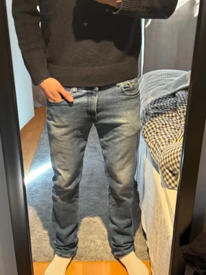 Jeans från Replay modellen är hyperflex. Storleken är 33/34 men passformen i midjan är som 31/32. - Säljer ett par ljusblå slim fit jeans med klassisk femficksdesign och normal midja. Jeansen har en snygg tvättad look och raka ben. Perfekta för dig som gillar en enkel och stilren stil. Materialet är mjukt denim i bomull. Jeansen är använda men i bra skick!