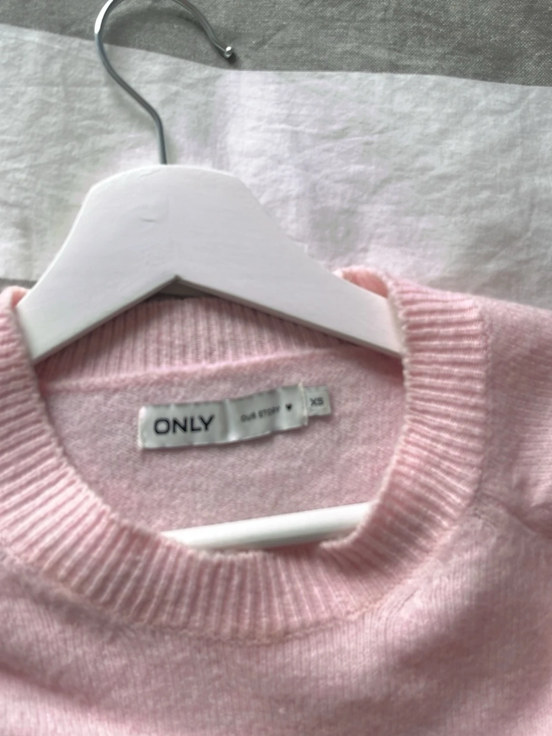 Ljusrosa stickad tröja med vida ärmar - 2