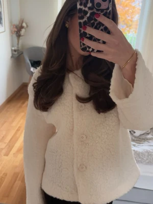 Vit teddyjacka vår/höstjacka - Jättefin vit fluffig jacka från Pieces. Jackan är i storlek XS o passar mig som har XS-S. Den är av tunnare modell (se bild 4) så ingen vinterjacka utan passar perfekt till vår och höst. Jackan är i fint skick, eventuellt enstaka ställen längst ut på ärmen där användning syns (se bild 3) men inget man tänker på!! annars i fint skick. Nypris 579:-. ☁️🌸