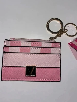 Victoria's Secret  - Säljer min söta Victoria secret plånbok som aldrig har använts🩷🥹