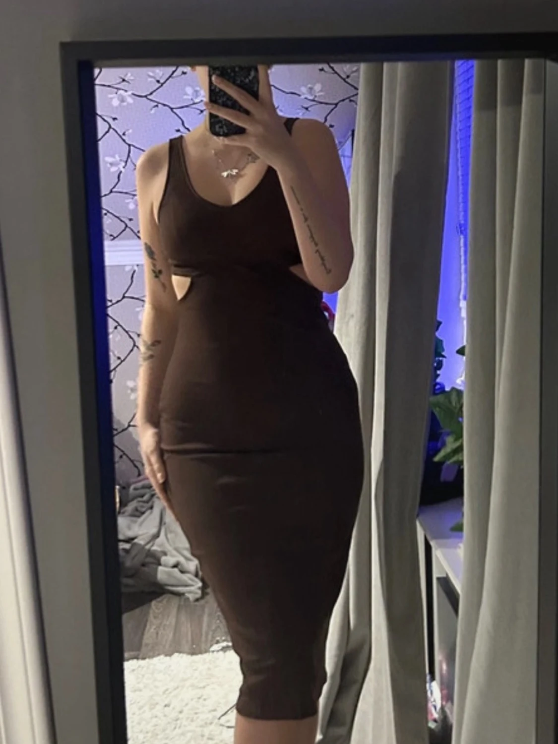 Brun ribbad långklänning med trendiga cut-outs - 1