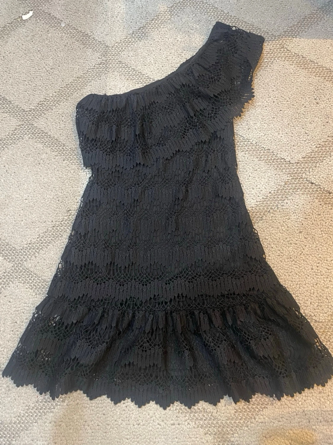 Svart oneshoulder spetsklänning - 1