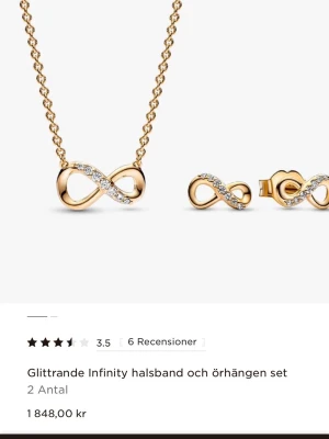 Guldigt infinity smyckeset Pandora  - Säljer ett glittrande smyckeset med halsband och örhängen i guldton. Både halsbandet och örhängena har en elegant infinity-symbol dekorerad med små gnistrande stenar. Perfekt för dig som gillar stilrena och trendiga accessoarer. Är öppen för prisförslag 🎀fråga hjärna om bild på settet kan skicka privat ❤️