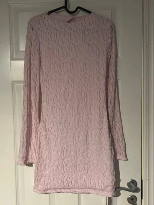 Ljusrosa spetsklänning med öppen rygg💓 - ljusrosa klänning med vackert spetsmönster och lång ärm. Öppen rygg med knytband som ger en extra feminin och exklusiv känsla. Sitter tight och framhäver figuren på ett superfint sätt. Perfekt till student, sommarfest, dejt eller semester 🌸✨(ifrån shein) 