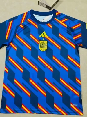 Spanien träningströja Adidas blå - Säljer en blå träningströja från Adidas med Spaniens landslagsemblem på bröstet. Tröjan har ett färgstarkt mönster i blått, rött och gult samt gula Adidas-detaljer. Tillverkad i lätt funktionsmaterial, perfekt för träning eller match. Du kan bestämma vilken storlek du vill ha!!! Det kan ta upp till 15-20 dagar för tröjorna att komma!!!