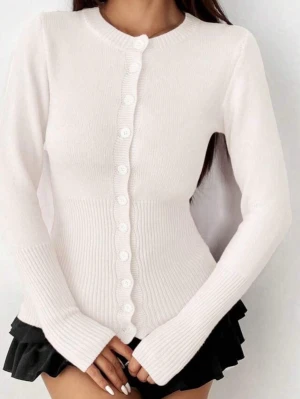 Vit ribbad kofta med knappar - Säljer en söt, figurnära vit koftaa, aldrig använd så i perfekt skick 💞strl xs