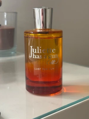 Juliette Has a Gun Lust For Sun parfym - Juliette has a gun, lust for sun 100ml. Info om doften finns på sista bilden! Bild 1 för hur mycket som är kvar                                                    Toppnoter: Fresia, kokosnöt, bergamott. Hjärtnoter: Ylang-ylang, monoi, apelsinblomma, gardenia. Basnoter: Vanilj, ambroxan, mysk.