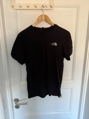 t-shirts The North Face, Raiders, Carhartt  - 150 kr styck. The north face stl S. Oakland Raiders stl M. Brun Carhartt stl M. Vit Carhartt stl S