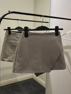 Zara skirt / skorts  - Kjol med shorts från Zara, fickor bak, beige, stl xs. Aldrig använd. Kan skickas / hämtas 🫶🏼