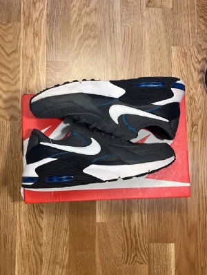 Air Max 44-45 - Fint skick men lite mer slitna än på bilderna, tvättas innan fraktning.