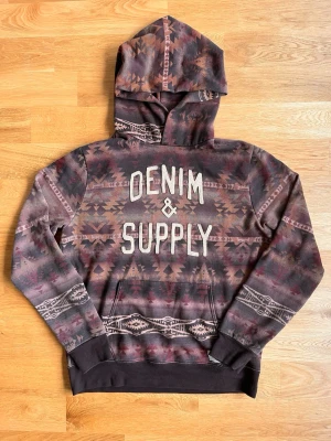 Denim & Supply Aztec Hoodie L - Är en sedan länge discontinued model från Denim & Supply ett subbrand av Ralph Lauren. Jag är 190 cm och 80 kg. Kan fixa fler bilder på begär. Priset är diskuterbart vid snabb affär. Väldigt bra skick för åldern inga defekter. 