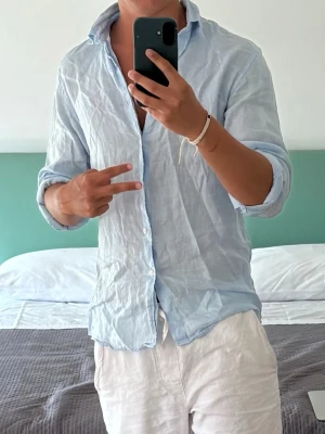 Ljusblå linneskjorta från Matinique - Snygg ljusblå linneskjorta från Matinique perfekt till sommaren . Helt ny & aldrig använd. Nypris 1699kr.