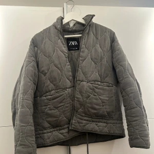 Grå quiltad cardiganjacka från Zara - Inga hål eller slitningar. Går att dra åt längst ner på jacka och göra tajtare. Storlek xs men passar även s och m. 
