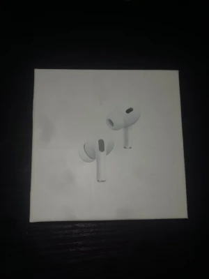 AirPods 2 Pro - Säljer ett par vita Apple AirPods Pro med laddningsetui. De är trådlösa in-ear hörlurar med silikontoppar och kompakt design. Perfekta för musik, samtal och träning. Laddningsetuiet är också vitt och har en LED-indikator på framsidan. 
