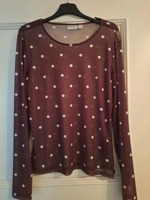 Brun mesh top xl pieces  - Jätte snygg brun genomskinlig mesh top med vita prickar från pieces stl xl ny utan tags. 