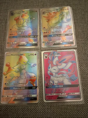 Fyra Pokémon GX samlarkort holo - Säljer fyra Pokémon GX samlarkort: Lucario GX, Incineroar GX, Mewtwo GX och Sylveon GX. Alla korten är holo och har färgstarka motiv med regnbågseffekt. Perfekt för dig som vill utöka din samling med snygga och unika kort. Materialet är klassiskt glansigt papp.