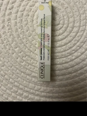 Clinique Lash Power Mascara Black Onyx - Clinique Lash Power Mascara Long-Wearing Formula i färgen 01 Black Onyx. Kommer i en smal, rektangulär förpackning med blommigt mönster. Innehåller 6 ml och ger långa, definierade fransar med en svart nyans.