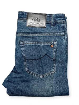 Jacob Cohen 625 - Exklusiva Jacob Cohen 625 i blå tvätt. Använda men fortfarande i toppskick, mjuk denim och premiumkänsla rakt igenom. Skick: 8/10 (pga användning) Pris kan diskuteras 📦 Skickas eller möts upp