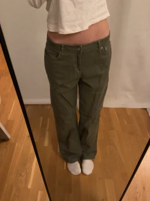 Mörkgröna cargobyxor från Nakd - Säljer ett par mörkgröna cargobyxor från nakd med raka ben. Byxorna har en avslappnad passform och är tillverkade i denim. Perfekta för en chill och trendig look.