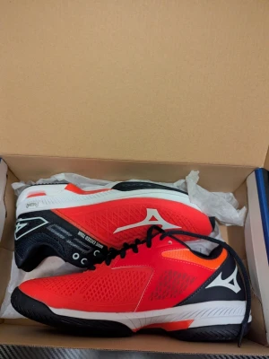Mizuno Wave exceed tour 4 ac - Hej! Dessa skor är helt nya, aldrig använda och i sin original box.   Ny pris på dessa skor ligger på 1200-1500 kr och mitt är 450 kr   Jag kan frakta runt hela Sverige, mötas upp i Göteborg eller närliggande stad.  Tveka inte på att höra av dig vid fler frågor eller om du vill ha fler bilder. 