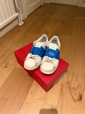 Valentino sneakers  - Valentino garavani i storlek 43, dem är inlämnade till en skomakare som har fixat upp dem så de håller ett bra tag till!         ÄKTA 