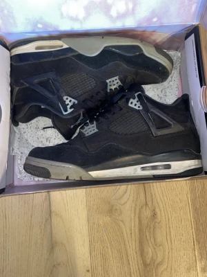 Jordan 4 Black Canvas - Säljer pga för små, inte använda jätte mycket, pris kan diskuteras 