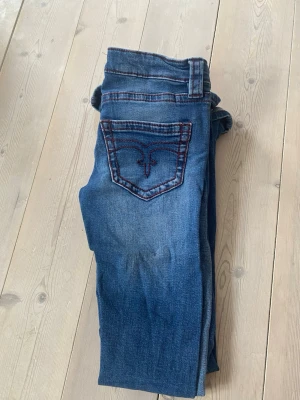 Blå jeans med broderad bakficka från Gina!  - Säljer ett par blå jeans från Gina! Knappt använda och jättefint skick 