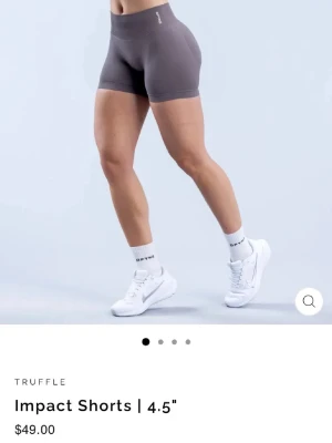 Dfyne shorts - Säljer dessa dfyne shorts i modellen impact, längd 4,5. Säljer på grund av att dom var för små. Köpte dom av en tjej på Plick, dom är knappt använda och bra skick!💓