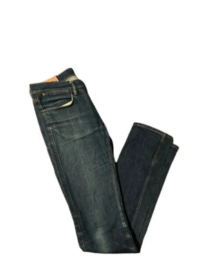 Acne Studios Blå Konst raka jeans - Mörkblå jeans från Acne Studios Blå Konst med klassisk femficksmodell och raka ben. Snygga kontrastsömmar och diskret tvättad look. Tillverkade i slitstark bomullsdenim. Storleken är W31 L34 och de har inget slitage eller defekt.