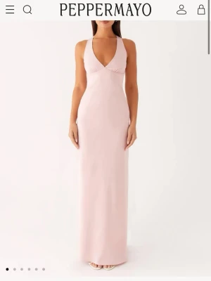 Oanvänd Balklänning🩷 - Oanvänd balklänning från Peppermayo, har prislappen kvar🩷. Klänningen är i Polyester. Den är inte genomskinlig. Jag är 161cm lång, och klänningen går nedanför fötterna, men sitter bra på med klackar på cirka 4-5 cm klack på mig(se sista bilden). Den passar för folk 160-170cm lång skulle jag säga🩷Jag säljer den för att den passade inte min stil riktigt. Köptes för 925kr, och säljer för 800kr. För mer information, skriv!