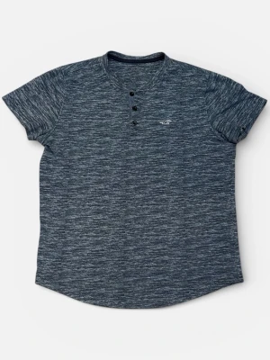 Polo från Hollister - Snygg mörkgrå t-shirt från Hollister med melerat mönster och tre knappar vid halsen. T-shirten har korta ärmar och en liten broderad logga på bröstet. Skön passform och perfekt till jeans eller shorts.
