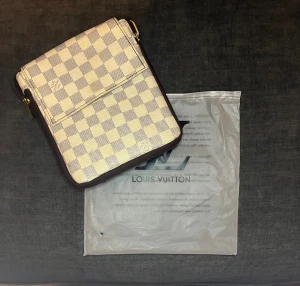 Louis V väska - Säljer en axelväska. Den är gjord av läder. Den har tre fickor. För fler intressanta produkter kolla gärna profilen. Om ni har några frågor tveka inte med att fråga.