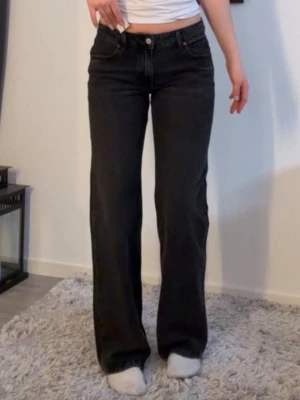 Svarta raka jeans med hög midja - Säljer ett par nästintill helt nya jeans från Zara, köpte de för två veckor sedan men är inte nöjd med passformen, använda 2 gånger!