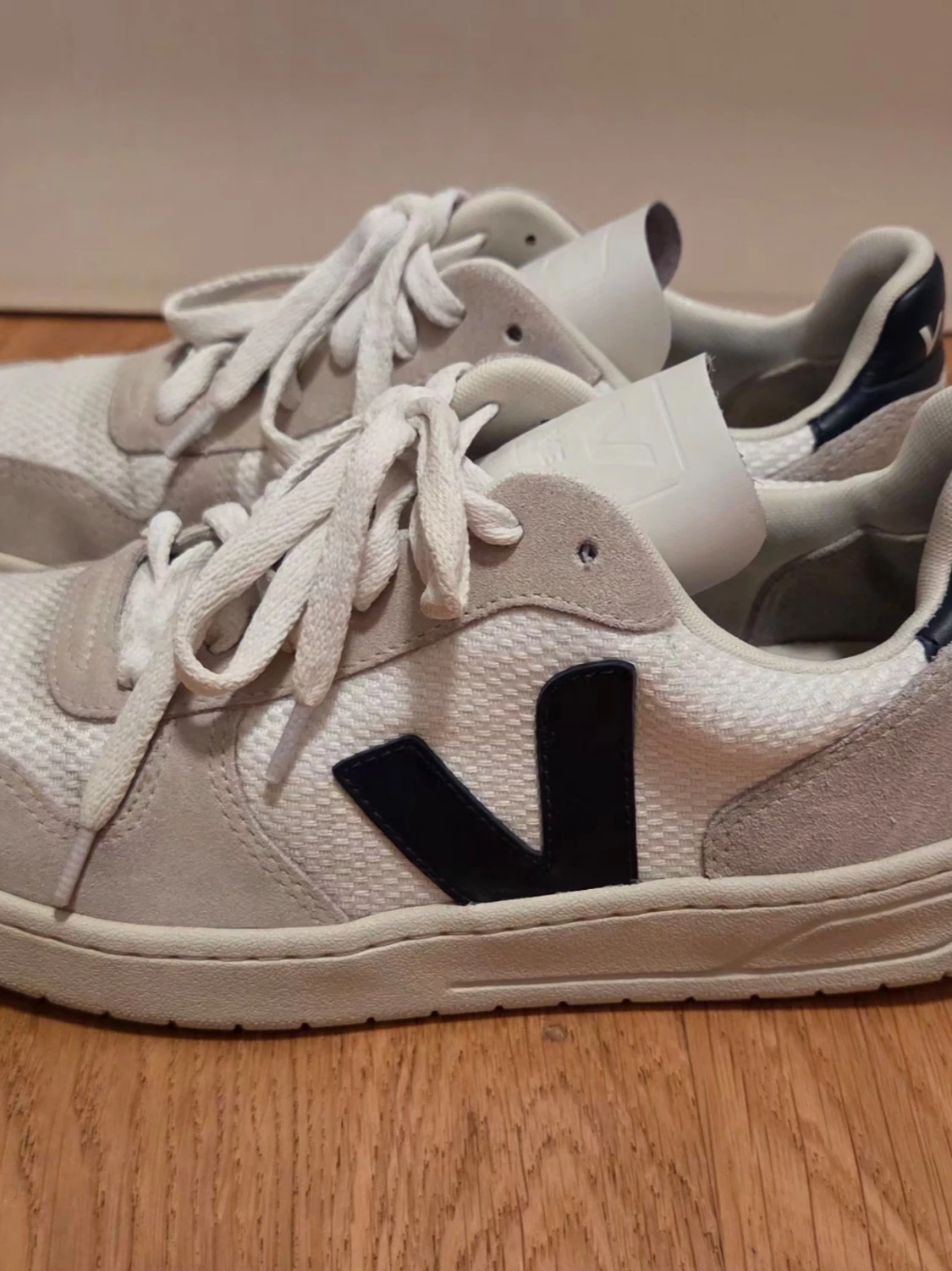 Vita Veja sneakers med blå detaljer