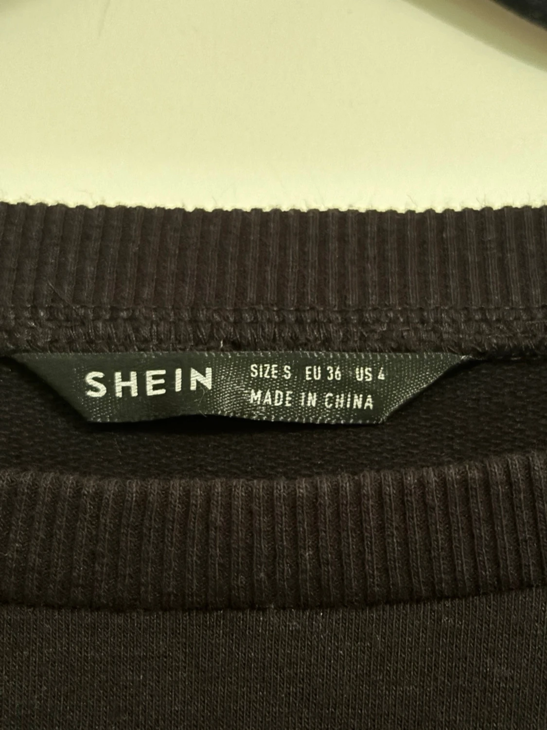 Svart sweatshirt med tryck - 4