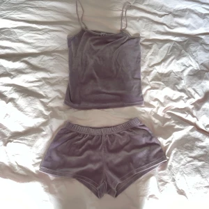 Pyjamas - Så söt pyjamas! Färgen syns bäst på sista bilden. Verkar som att tidigare ägare har fixat sömmarna på axelbanden. Stl 158/164 men passar xs💞