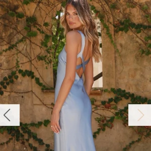 Ljusblå långklänning i satin - Super fin ljusblå balklänning som tyvärr inte passar mig. Perfekt för bal eller fest. Aldrig använd men utan prislapp. Storlek AU: 8 vilket motsvarar S/36 Nypris:1100  Skriv om du har nån fråga/vill ha fler bilder (inte egna bilder på annonsen) 💕💕