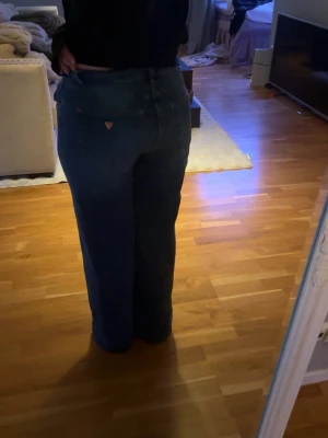 Blå raka jeans från Guess - Säljer ett par klassiska blå jeans från Guess med rak passform och mid midja. Massor M/L.