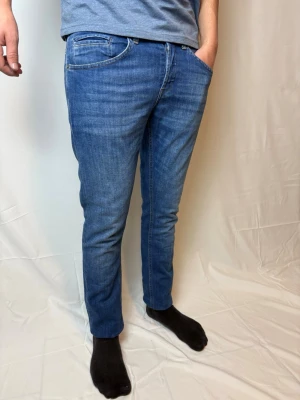 Dondup George jeans blå - Skick: 9/10 riktigt snygg färg och snygg passform new season som syns på badgen! Modellen är 174cm och väger 63kg! Plagg nummer: 39