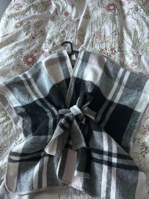 Poncho med knyte från Anna Field - Poncho/kappa med knyte från Anna Field (one size) i beige, grå, svart, vit. 