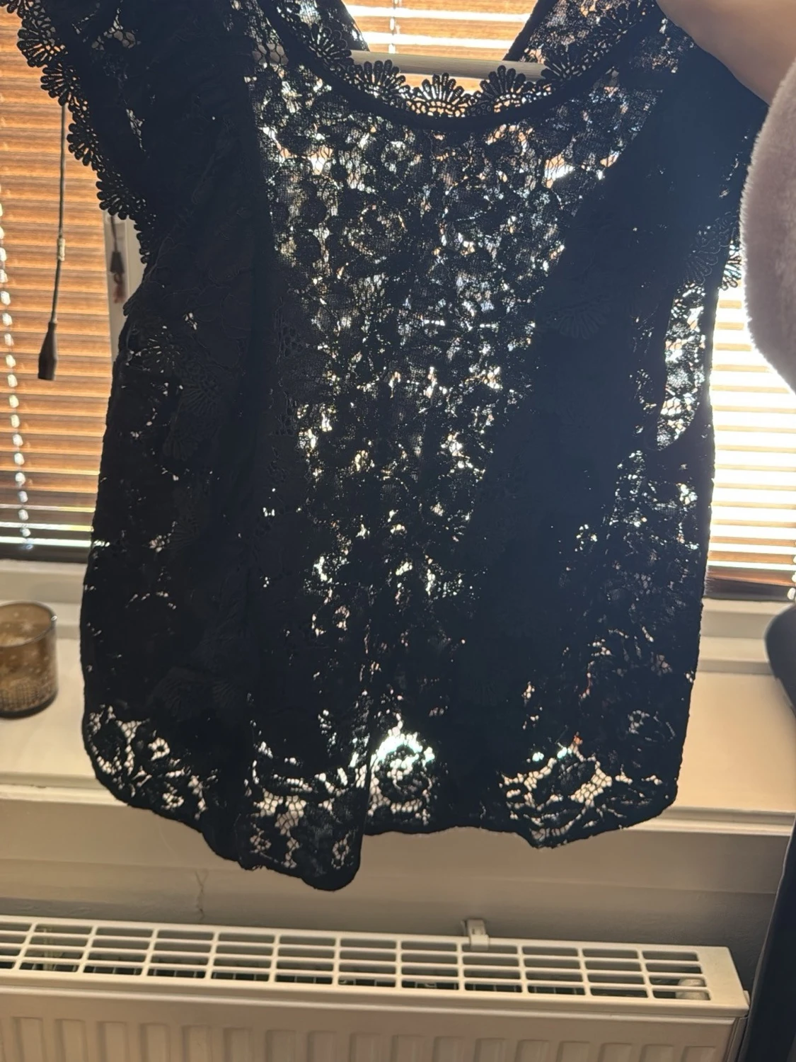 Svart spetsblus med volangdetaljer