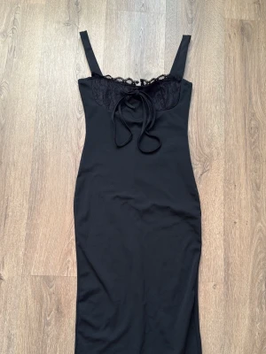 Fin Svart Klänning Med Spets & Snörning - Bara testat , passade inte mig! Stl M