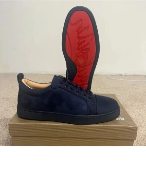 Söker Louboutin skor 36/37 - Söker Louboutin skor helst utan spikar 36/37 