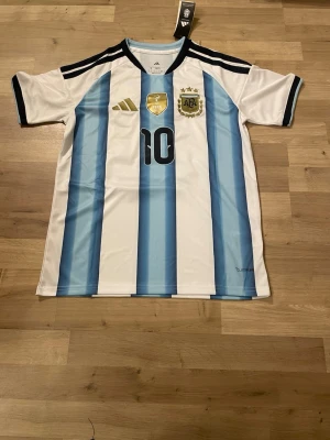 Argentina Messi matchtröja Adidas storlek S  - Säljer en officiell Argentina fotbollströja från Adidas med Messis namn och nummer 10. Tröjan är. Perfekt för dig som älskar fotboll!