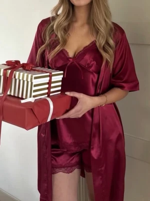 Vinröd satin morgonrock - Snygg vinröd morgonrock i glansigt satinmaterial med korta ärmar och matchande midjebälte. Enkel att ta på och av tack vare omlottmodellen. Pris kan diskuteras. Används ett fåtal gånger