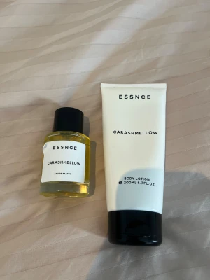 ESSNCE Carashmellow parfym & lotion - Den populära doften Carasmhellow från essnce i både parfymen och body lotionen !! Mycket kvar i båda <3 Doftar karamell, vanilj , mjölkigt. 🍨🍮🍯🥛. 