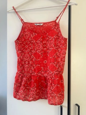 🌺🌅Sommar top🌅🌺 - Väldigt snygg somrig top med skönt luftigt material aldrig använt och är i gott skick🌺