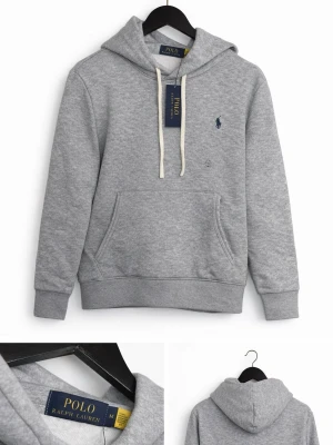 Grå hoodie från Polo Ralph Lauren - Snygg grå hoodie från Polo Ralph Lauren. Sugna på att se riktigt clean och fräscha ut?  Då är denna lite schysstare hoodien för er! Har en broderad blå logga på bröstet och stor känguruficka framtill. 