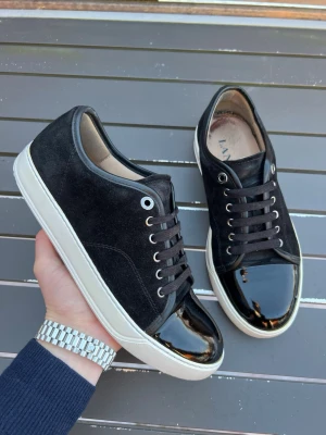 Lanvins uk6 (kvitto+all og!!)  - Säljer dessa sjukt snygga lanvins i uk6 som motsvarar 40-41! Skick 8,5/10 som bilderna! Garanterad äkthet(550+ nöjda kunder ✅) box,dustbag, snören, kort, kvitto ingår! Nypris 5000kr. Hör av dig vid minsta fundering ☺️